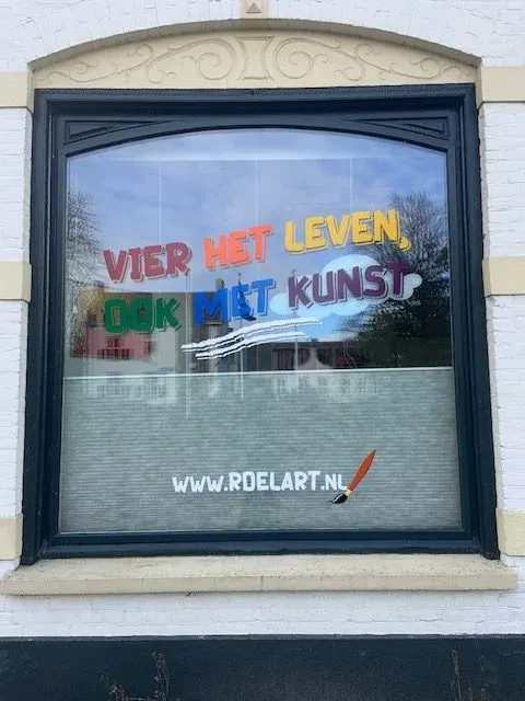 Etalage met de tekst Vier het leven, ook met kunst