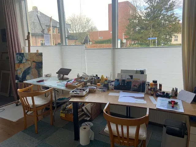 Werkplaats van Roelie Reiling met werktafel en materialen