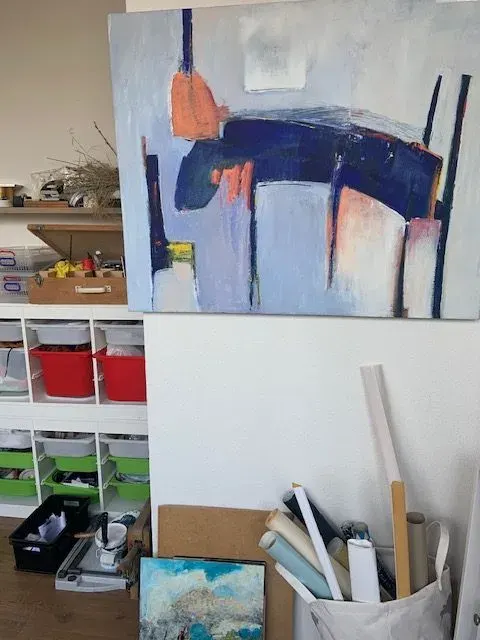 Schilderij op de werkplank met opbergrekken
